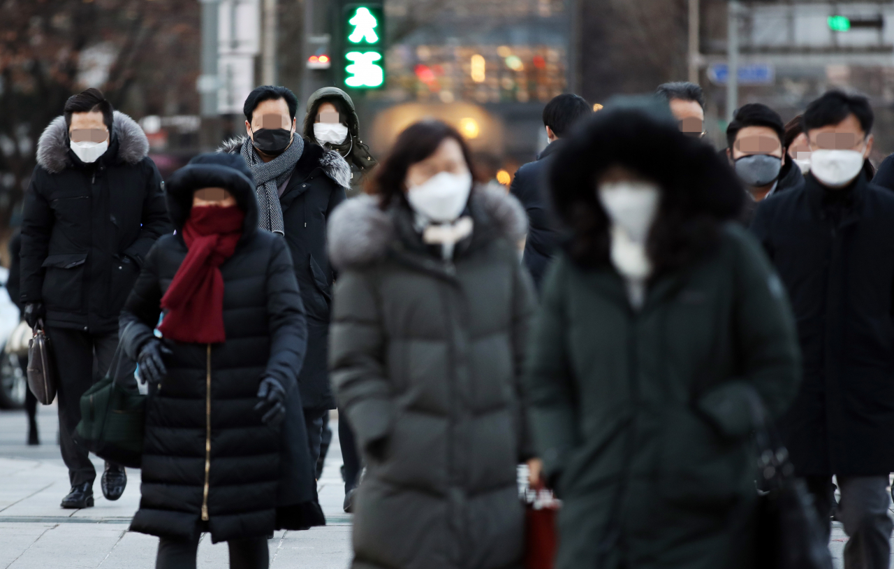 4일 오전 서울 광화문 사거리에서 시민들이 신종 코로나바이러스 감염증 예방 등을 위해 마스크를 쓴 채 걸어가고 있다. 연합뉴스
