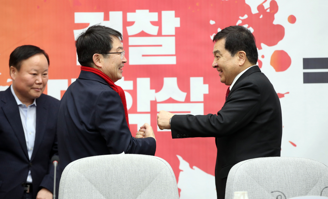 자유한국당 심재철 원내대표(오른쪽)와 백승주 의원이 4일 오전 국회에서 열린 원내대책회의에서 악수 대신 손을 맞대는 인사를 하고 있다. 연합뉴스