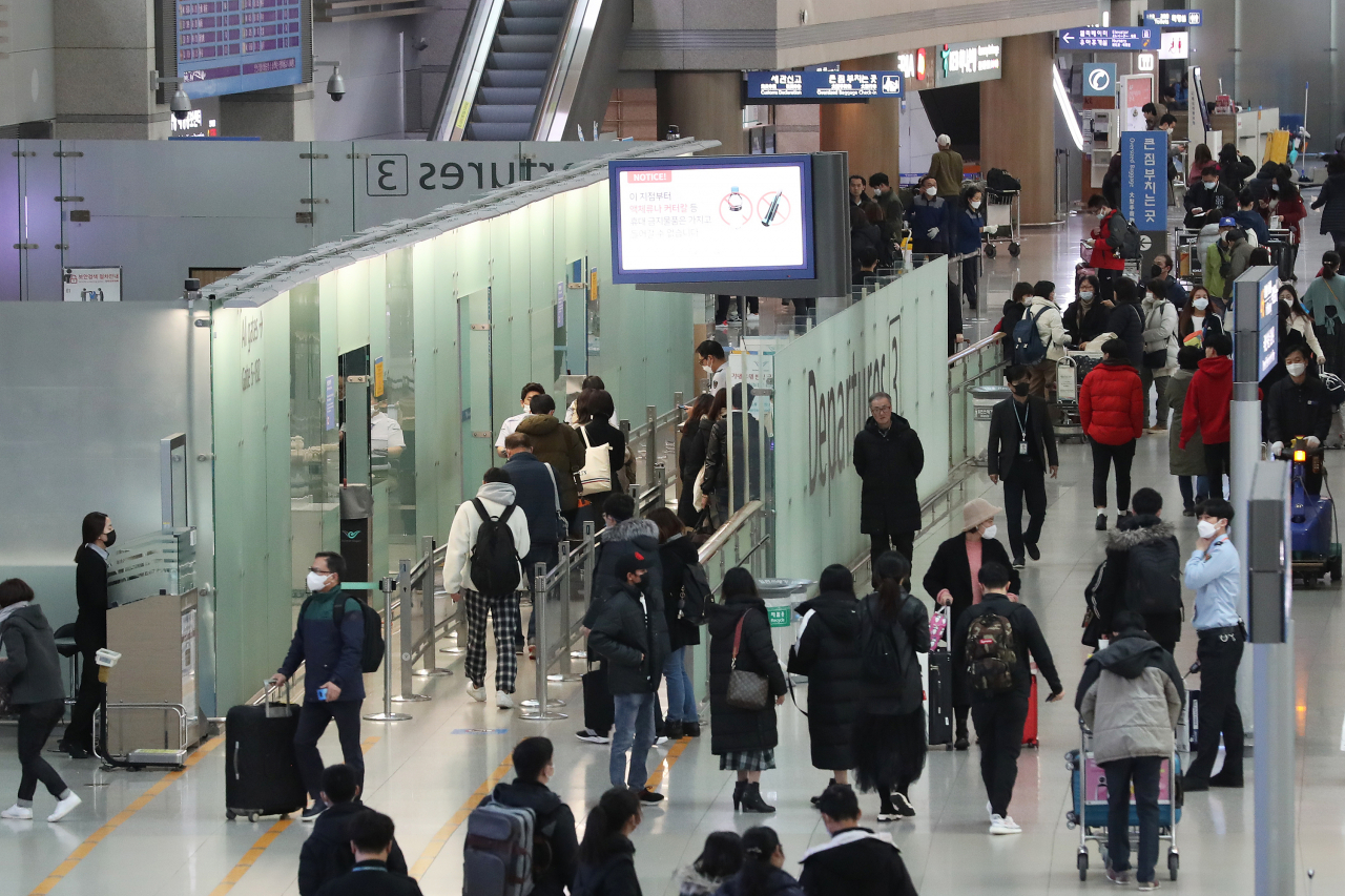 2일 인천국제공항 2터미널에서 이용객들이 오가고 있다. 정부는 "4일 0시부터 당분간 중국 후베이성을 최근 14일 이내 방문하거나 체류한 적이 있는 모든 외국인의 입국을 전면 금지하겠다"고 밝혔다. 연합뉴스