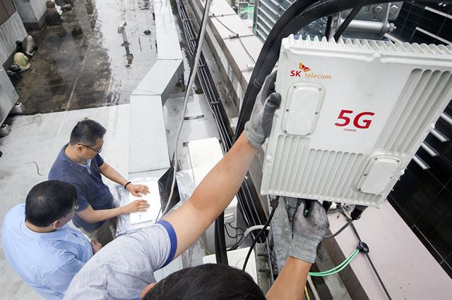 SK텔레콤 직원들이 테스트용 5G 통신장비를 설치하고 있는 모습 [SK텔레콤 제공]