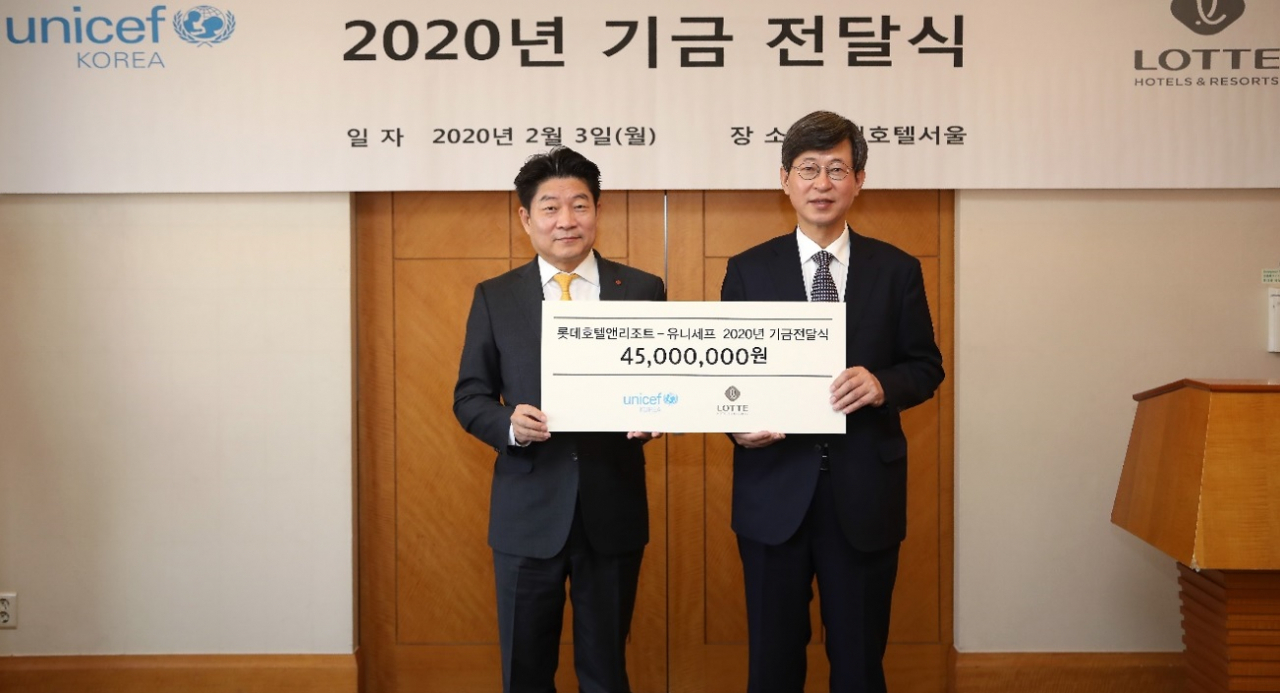 3일 소공동 롯데호텔서울에서 열린 기금 전달식에 참석한 롯데호텔 김현식 대표이사(왼쪽)와 유니세프한국위원회 이기철 사무총장(오른쪽) (사진제공= 유니세프한국위원회)