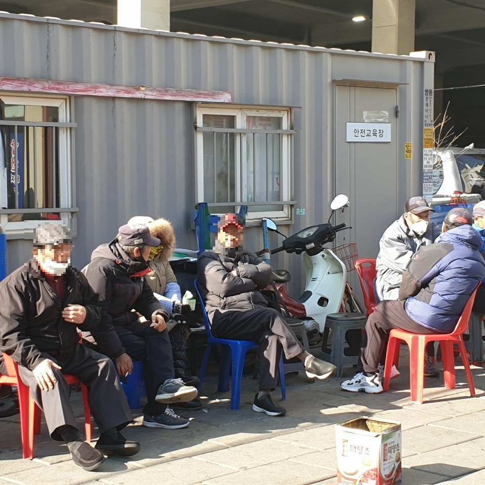 4일 서울 종로구 탑골공원에서 노인들이 모여 신종 코로나바이러스 감염증(우한 폐렴)에 대해 대화를 나누고 있다. 유동현 수습기자/dingdong@heraldcorp.com