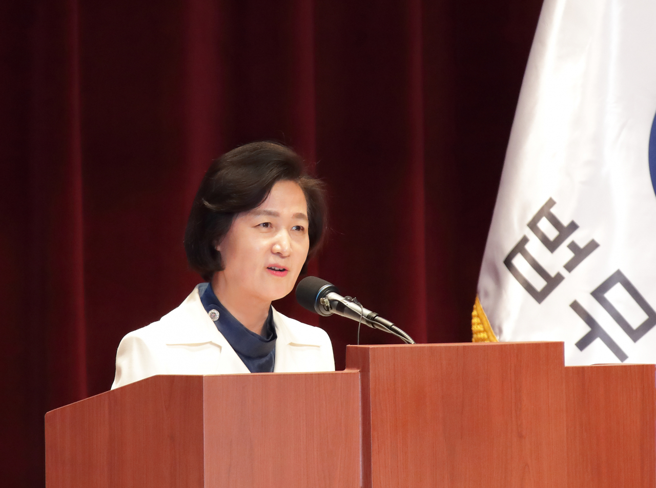추미애 법무부 장관이 3일 오후 경기도 정부과천청사 법무부에서 열린 신임검사 임관식에서 발언하고 있다. 연합뉴스