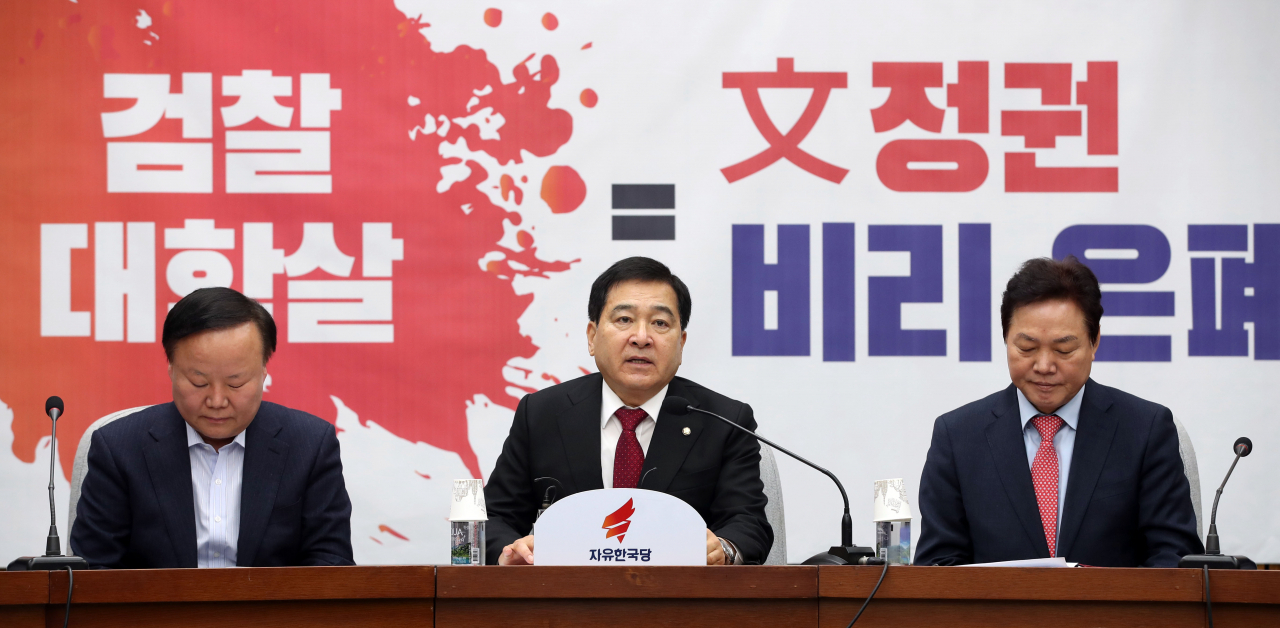심재철 자유한국당 원내대표(가운데)가 4일 오전 국회에서 열린 원내대책회의에서 발언하고 있다. [연합]