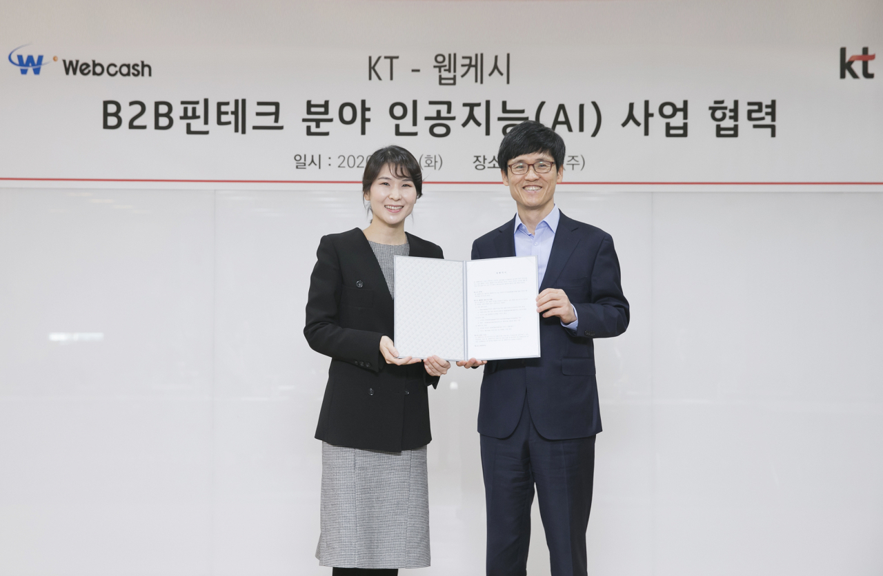 4일 서울 영등포구 KnK디지털타워에서 진행된 ‘AI 경영관리 솔루션’ 사업을 위한 업무협약(MOU)식에서 김채희(왼쪽) KT AI·빅데이터(Bigdata)사업본부장(상무)과 윤완수 웹케시그룹 부회장이 기념사진을 찍고 있다. [KT제공]