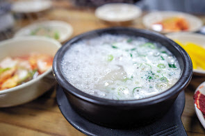 수원 화성길 곳곳에 있는 전통시장의 순대국