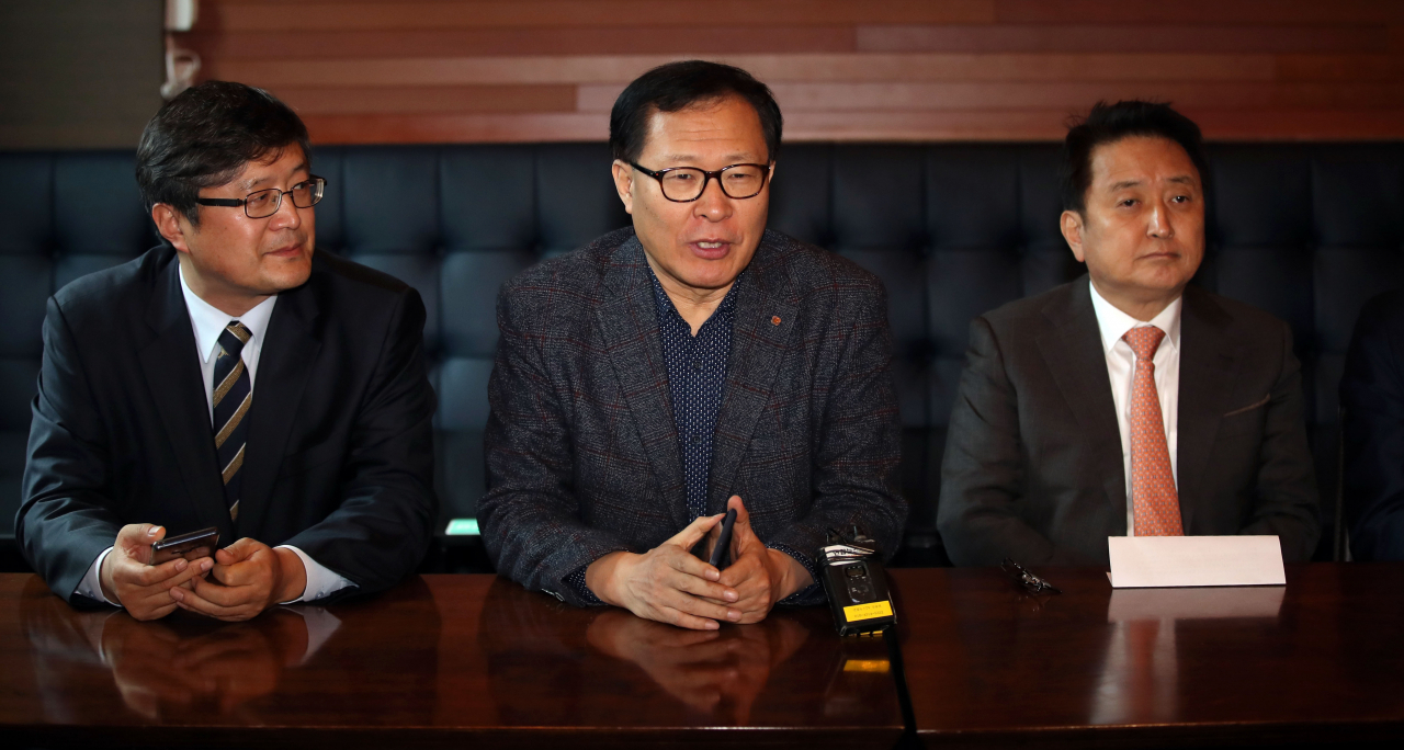 지난달 29일 오전 서울 영등포구 여의도의 한 호텔에서 문병호 전 바른미래당 최고위원(가운데)이 박형준 혁신통합추진위원회 위원장 등과 만나 발언하고 있다. 왼쪽부터 장성철 바른미래당 제주도당위원장 직무대행, 문 전 최고위원, 김영환 전 의원. [연합]