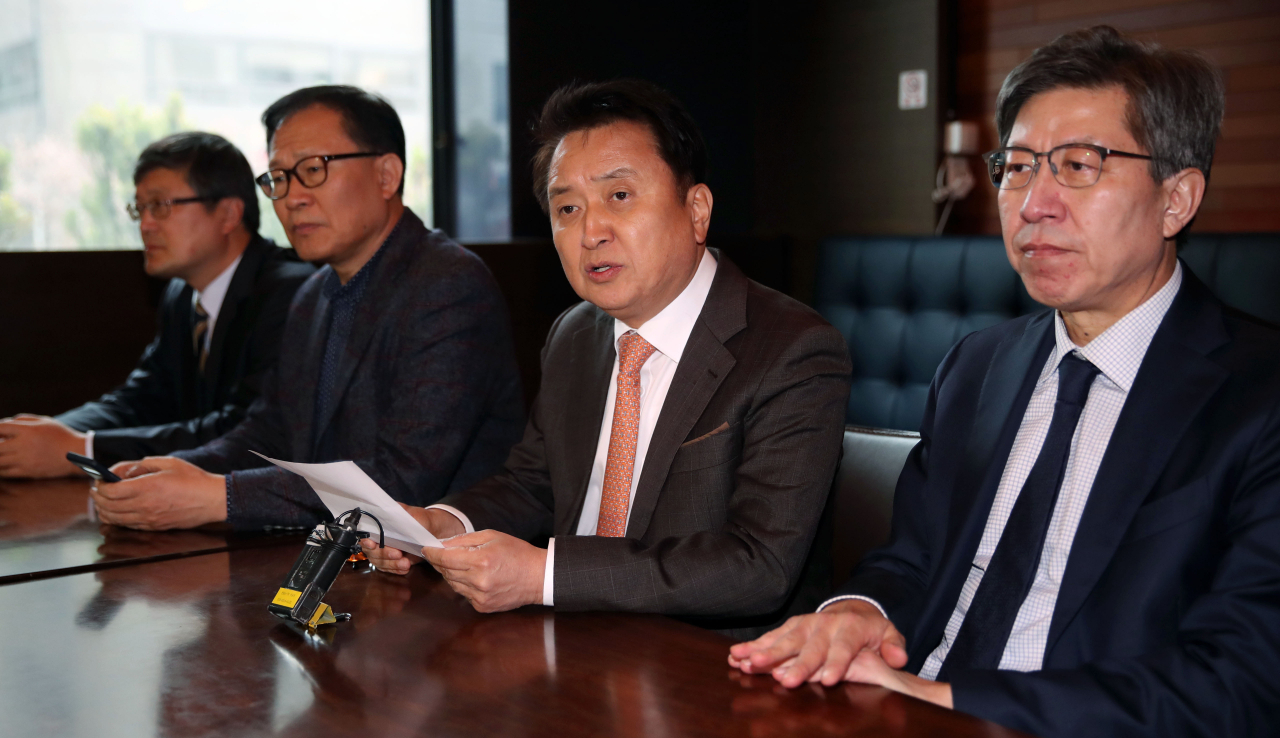 지난달 29일 오전 서울 영등포구 여의도의 한 호텔에서 김영환 전 의원(오른쪽 두번째)이 박형준 혁신통합추진위원회 위원장과 만나 발언하고 있다. 왼쪽부터 장성철 바른미래당 제주도당위원장 직무대행, 문병호 전 바른미래당 최고위원, 김 전 의원, 박형준 혁신통합추진위원회 위원장. [연합]