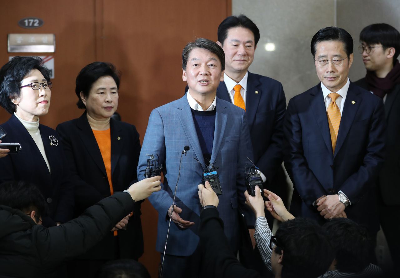 신당 창당을 준비하는 안철수 전 의원이 4일 오전 서울 여의도 국회 정론관에서 국회 개혁방안을 발표한 뒤 기자들의 질문에 답하고 있다. 안철수 신당 창당추진기획단 공동기획단장인 바른미래당 이태규 의원(오른쪽부터), 이동섭 원내대표 대행과 신용현 의원(왼쪽 두번째)이 당색깔을 의미하는 주황색 넥타이와 셔츠를 입고 배석하고 있다. [연합]