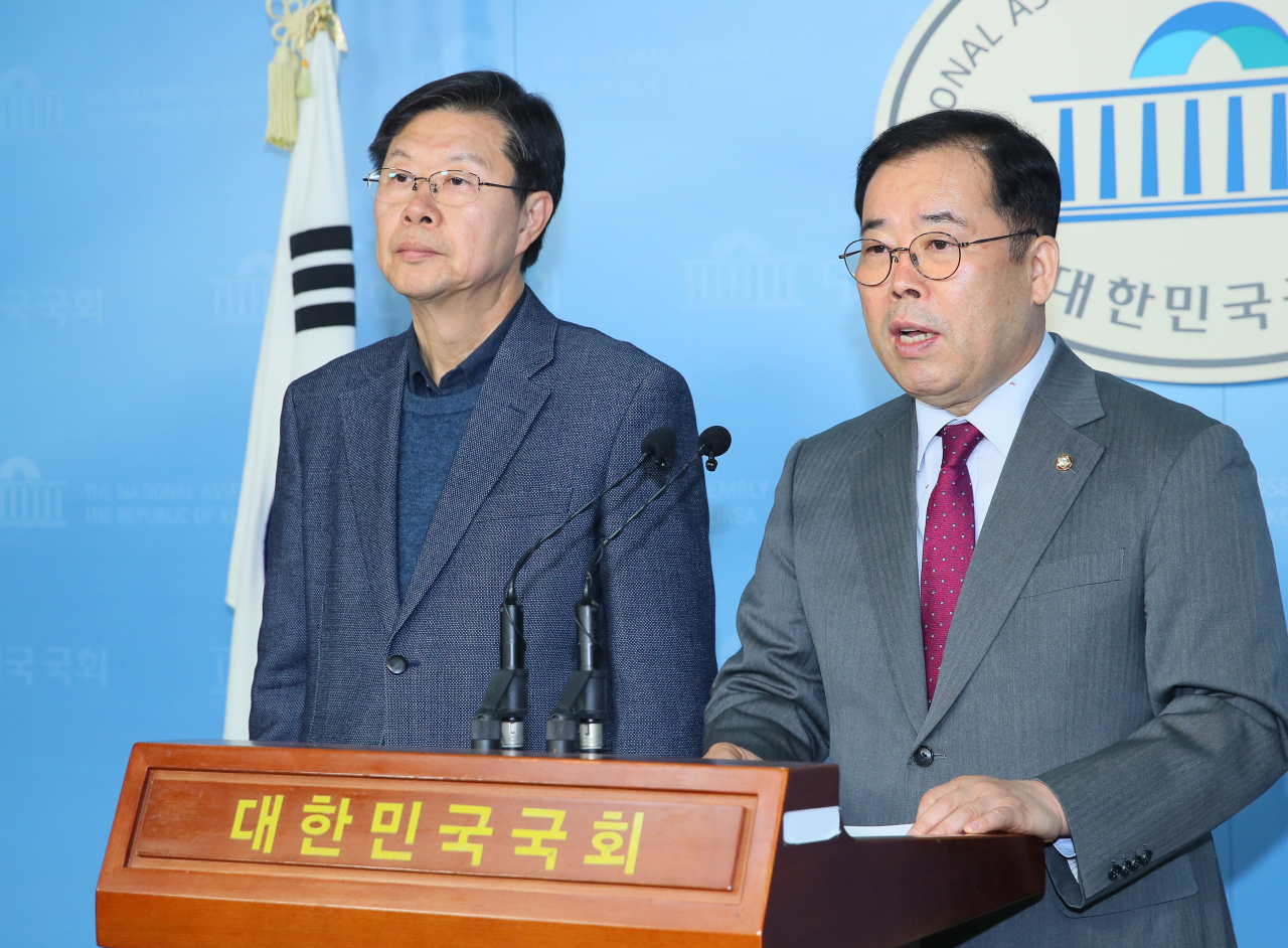 자유한국당 미디어특별위원회 박성중(오른쪽), 길환영 전 KBS 사장.[연합]