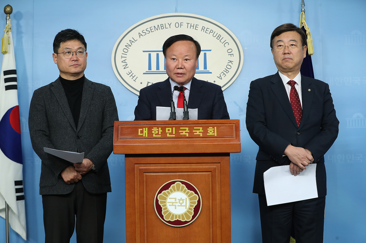 자유한국당 '국민과 함께하는 2020 희망공약개발단' 총괄단장인 김재원 정책위의장이 4일 오후 서울 여의도 국회 정론관에서 규제개혁 공약을 발표하고 있다. [연합]