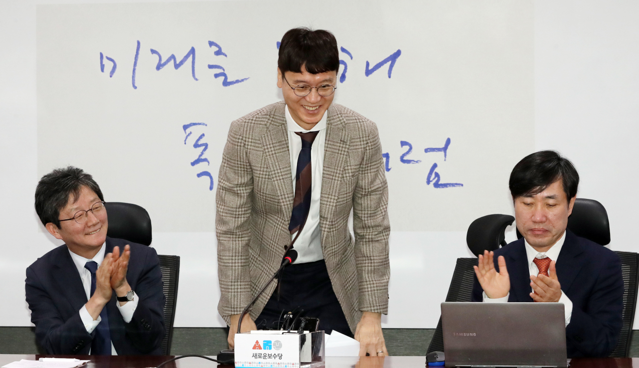 김웅 당시 전 부장검사(가운데)가 지난해 2월4일 오전 서울 여의도 국회 의원회관에서 열린 새로운보수당 영입행사에서 인사하고 있다. [연합]