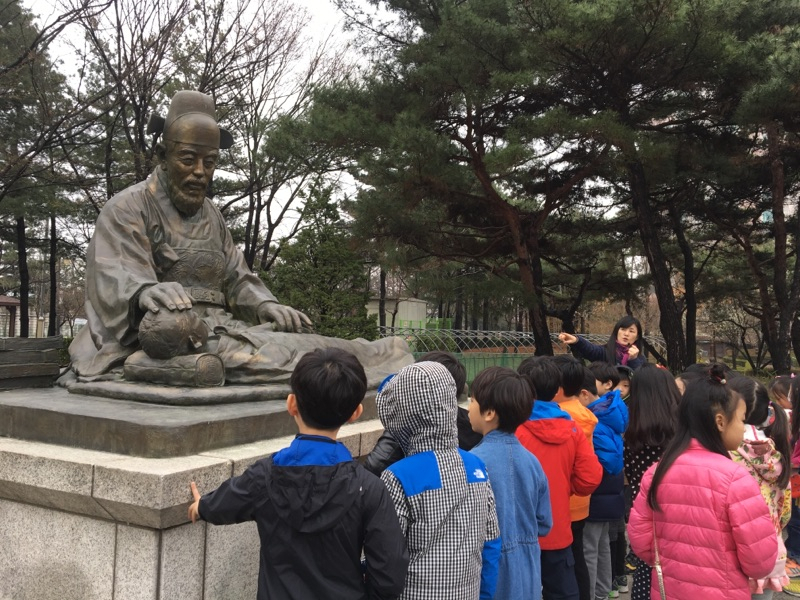 문화관광해설사가 허준박물관 코스에서 허준동상을 설명하고 있다. [강서구 제공]