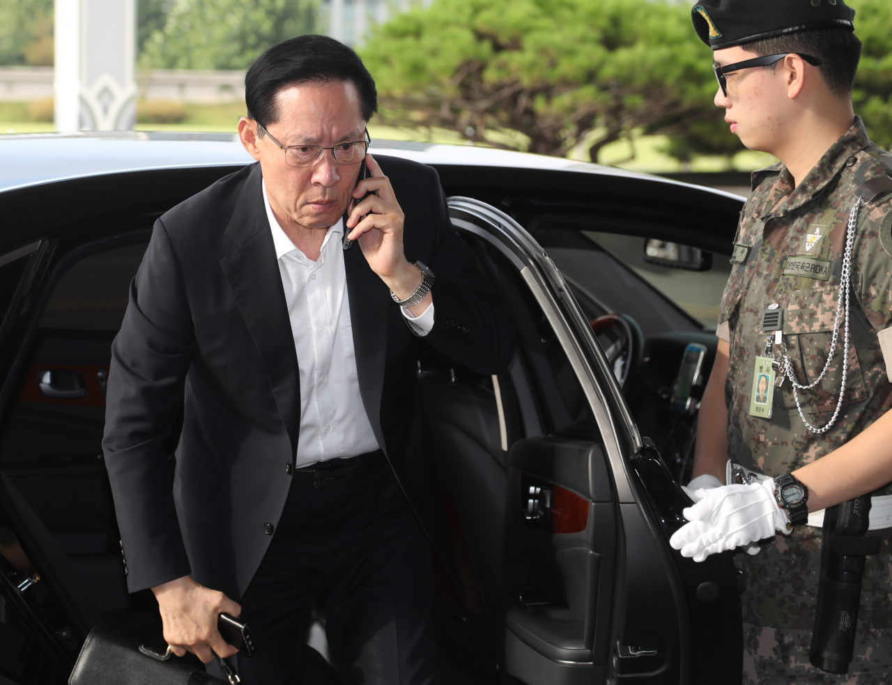 송영무 전 국방부 장관이 장관 재임 시절 자신의 차량에서 하차하며 전화를 받고 있다.[연합]