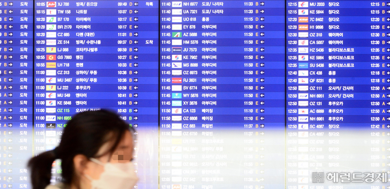 [헤럴드경제(인천공항)=이상섭 기자] 신종 코로나바이러스 감염증이 국내 뿐아니라 전세계로 확산되고 있는 가운데 4일 오전 인천공항을 이용하는 이용객들이 마스크를 쓰고 있다. babtong@heraldcorp.com