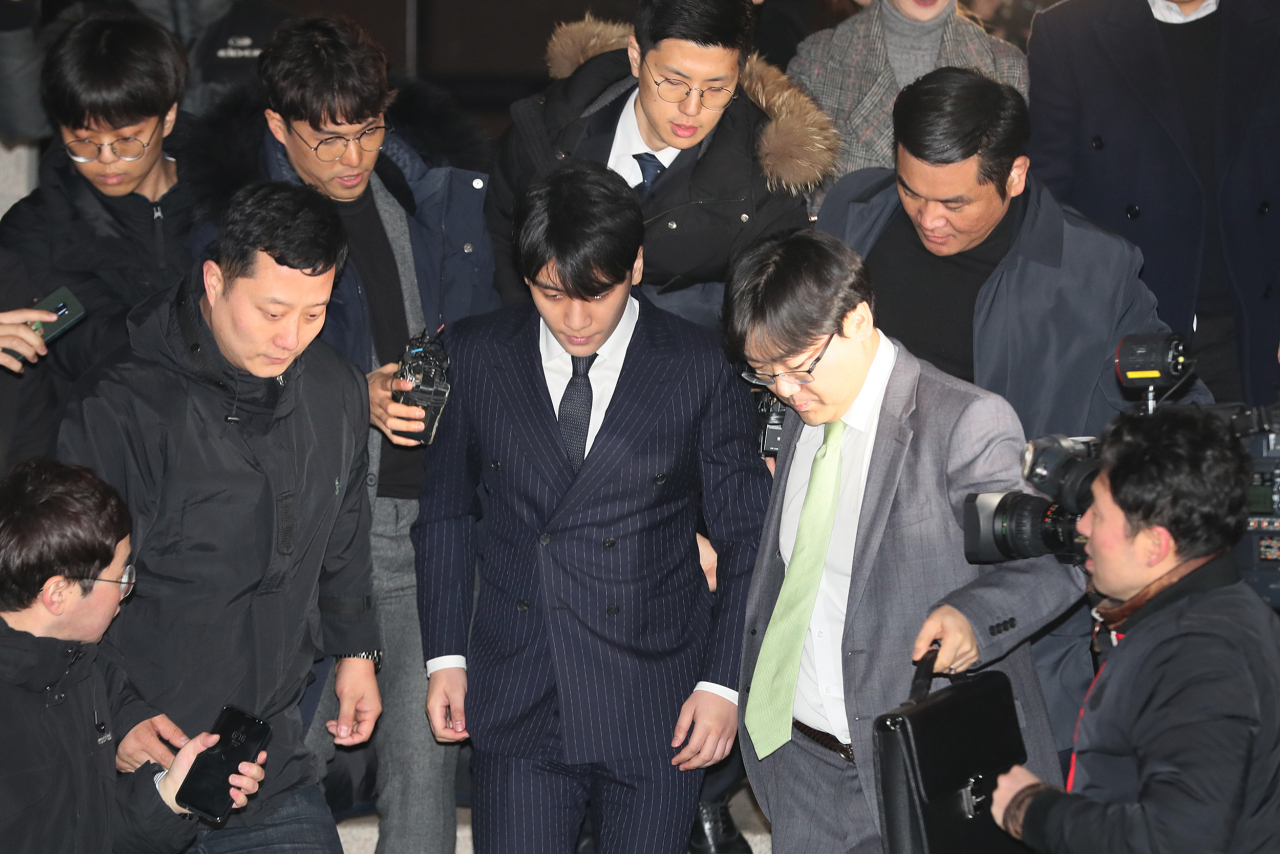 가수 승리가 지난해 3월 검찰 수사를 받은 뒤 귀가하고 있다.[연합]