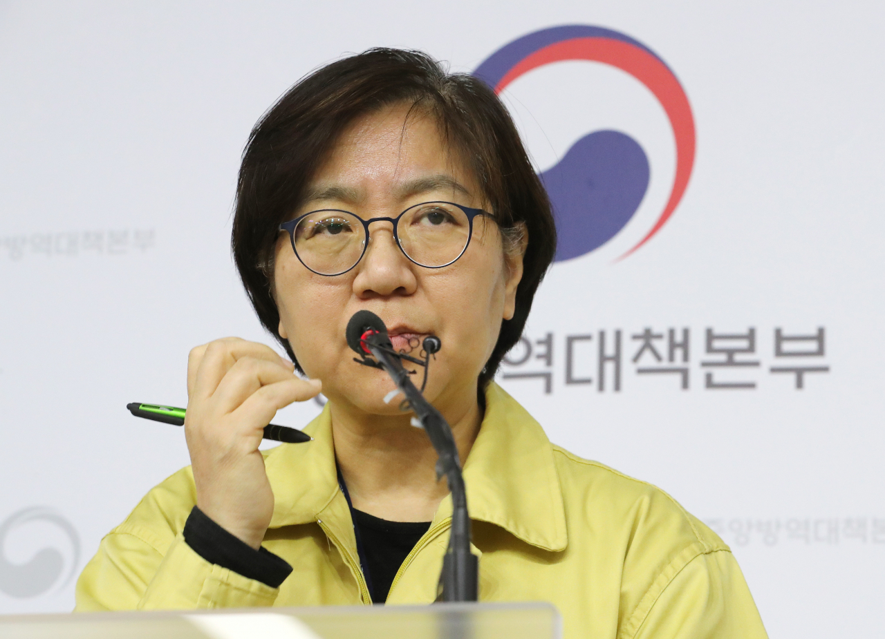 정은경 질병관리본부장이 4일 오후 세종시 정부세종청사에서 신종 코로나바이러스 감염증 진단시약 1개 제품 긴급사용 승인 등의 브리핑을 마친 뒤 국내 발생 현황을 설명하던 중 취재진의 질문을 받고 있다. [연합]