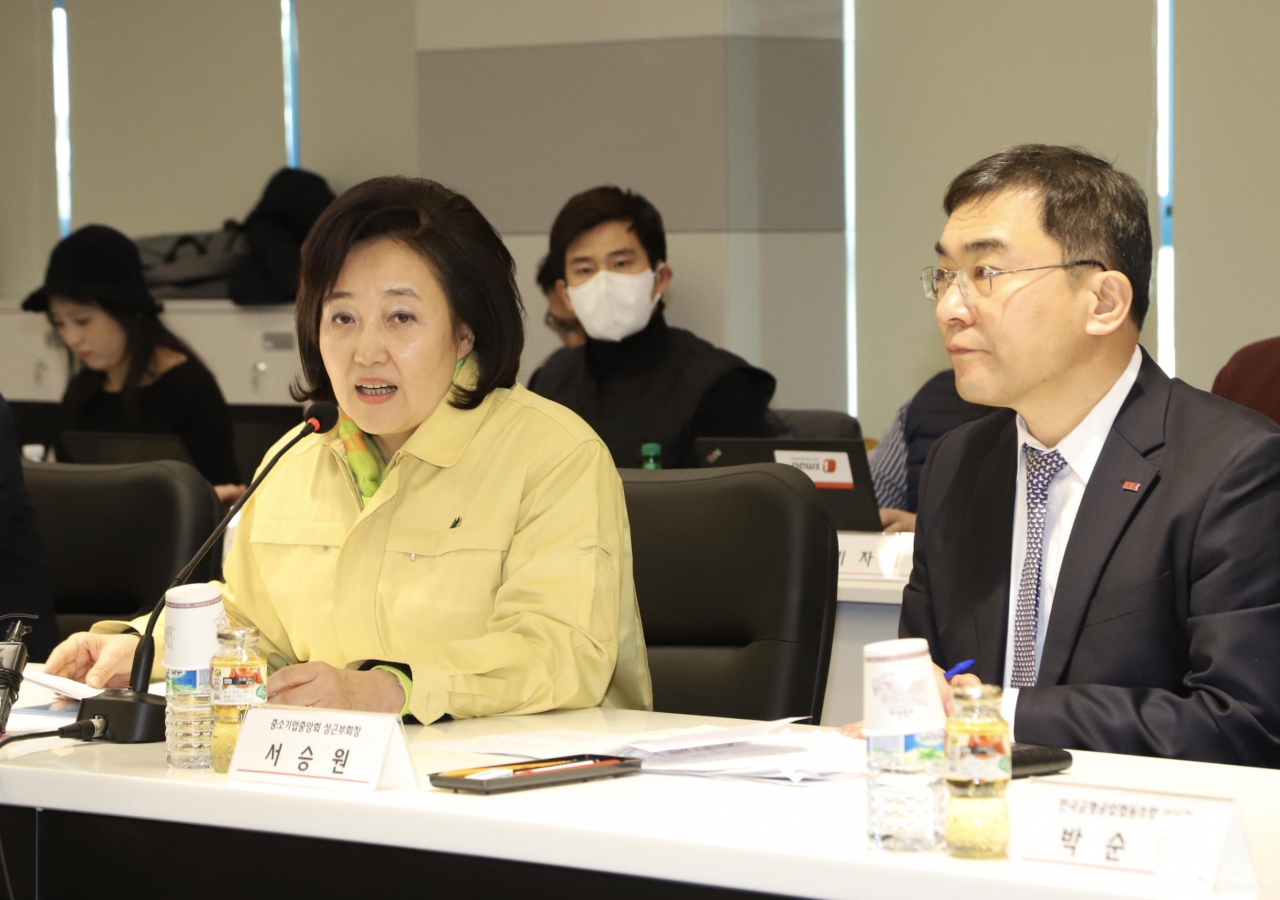 박영선 중소벤처기업부 장관이 4일 경기도 시흥 소재 건설장비 제조업체를 방문해 신종 코로나바이러스 관련 중소기업 업계 간담회를 주재하고 있다. [연합]