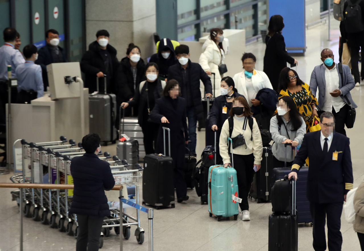 3일 오후 인천국제공항 1터미널에서 입국객들이 마스크를 쓰고 입국하고 있다. [연합]