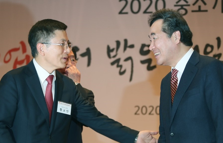 지난 1월 6일 당시 이낙연 국무총리와 황교안 자유한국당 대표가 서울 여의도 중소기업중앙회에서 열린 중소기업인 신년인사회에서 대화하는 모습[연합]