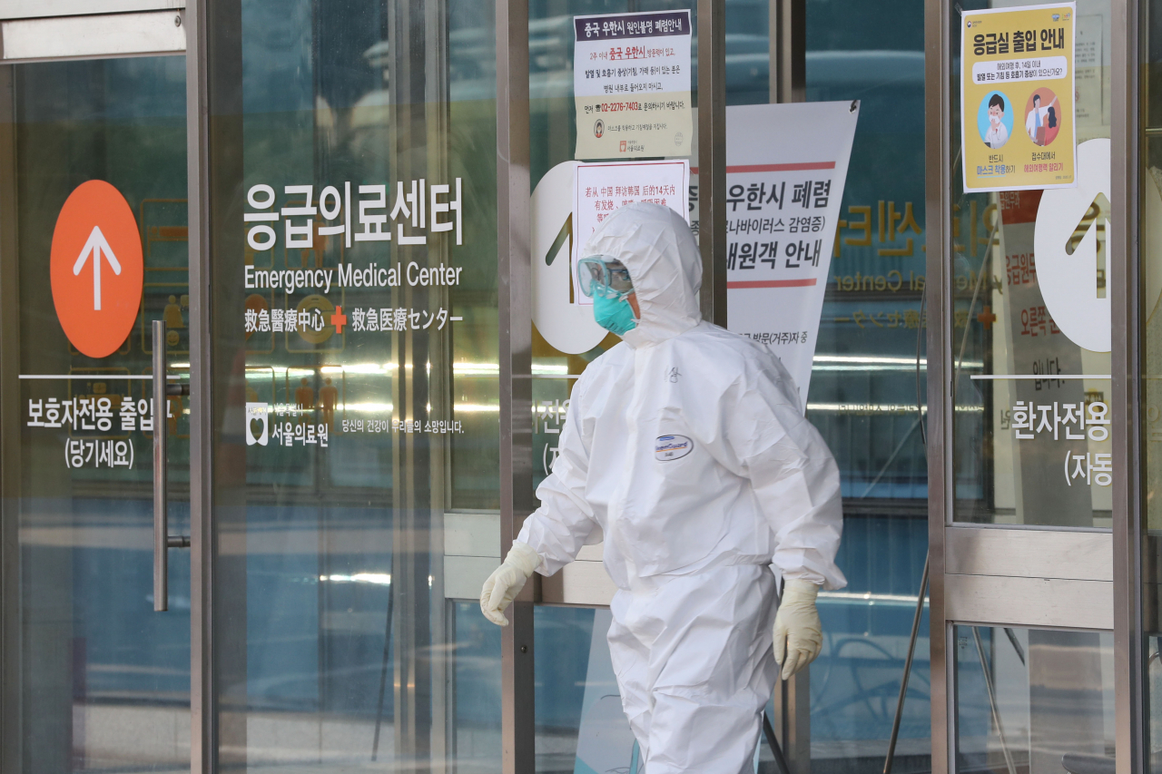 3일 오전 세 명의 신종 코로나바이러스 감염증 확진자가 입원 중인 서울 중랑구 서울의료원에서 의료진이 업무를 위해 나서고 있다. [연합]