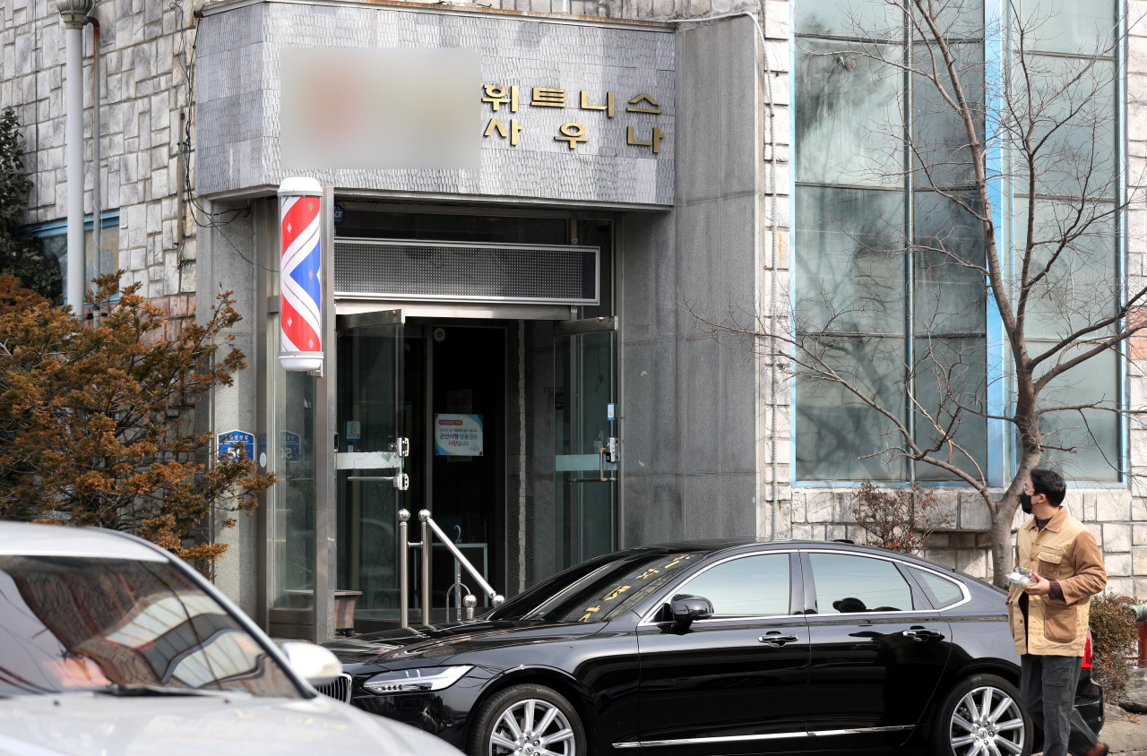 2일 신종 코로나바이러스 감염증 국내 8번째 확진자가 다녀간 것으로 확인된 전북 군산의 한 목욕탕의 문이 열려 있다. 군산시는 전날까지 목욕탕 내부 전체의 소독을 마치고 개장을 허가했다고 설명했다. 연합뉴스