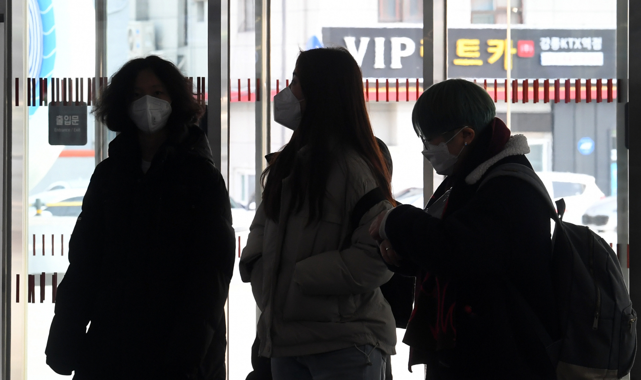 신종 코로나바이러스 감염증 확진자가 지난주 다녀간 것으로 확인된 강원 강릉역에서 2일 마스크를 쓴 탑승객들이 발걸음을 옮기고 있다. [연합]