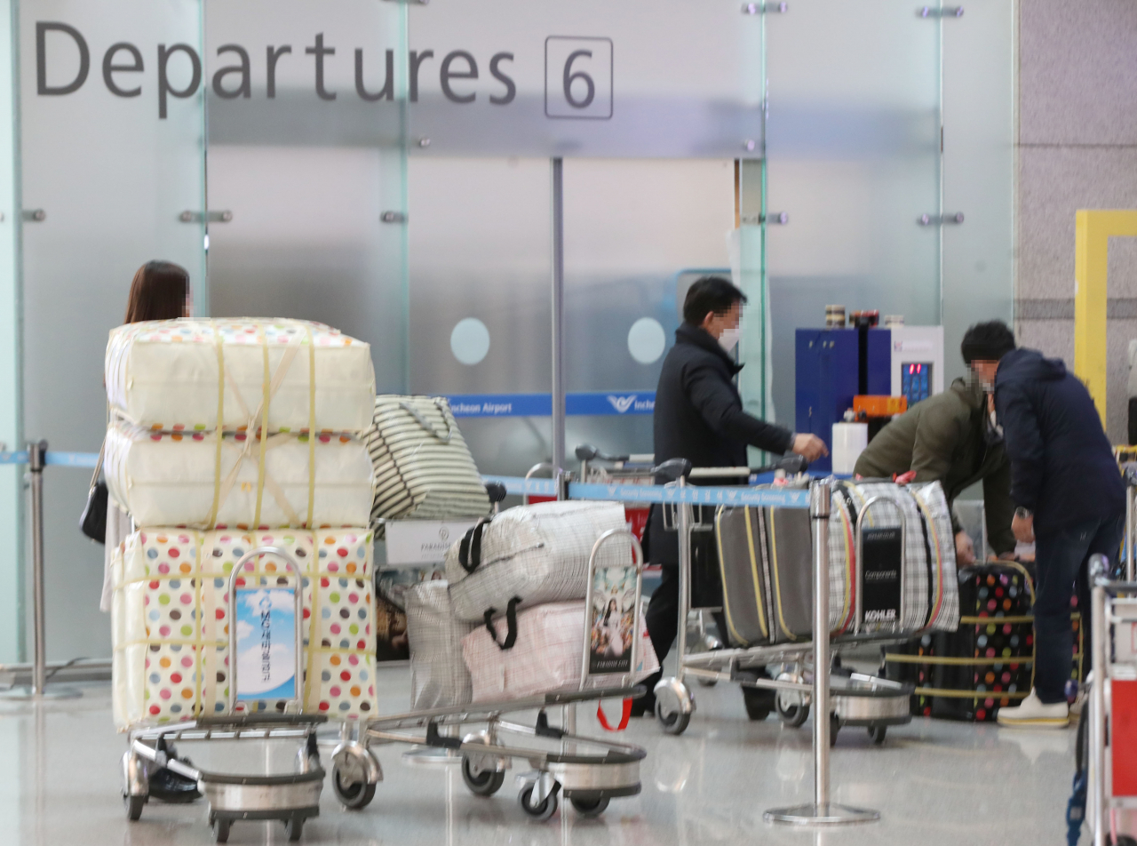 지난 4일 오후 인천 중구 인천국제공항에서 공항 이용객들이 마스크가 든 수레를 운반하고 있다(사진은 기사 내용과 관련없음). [연합]