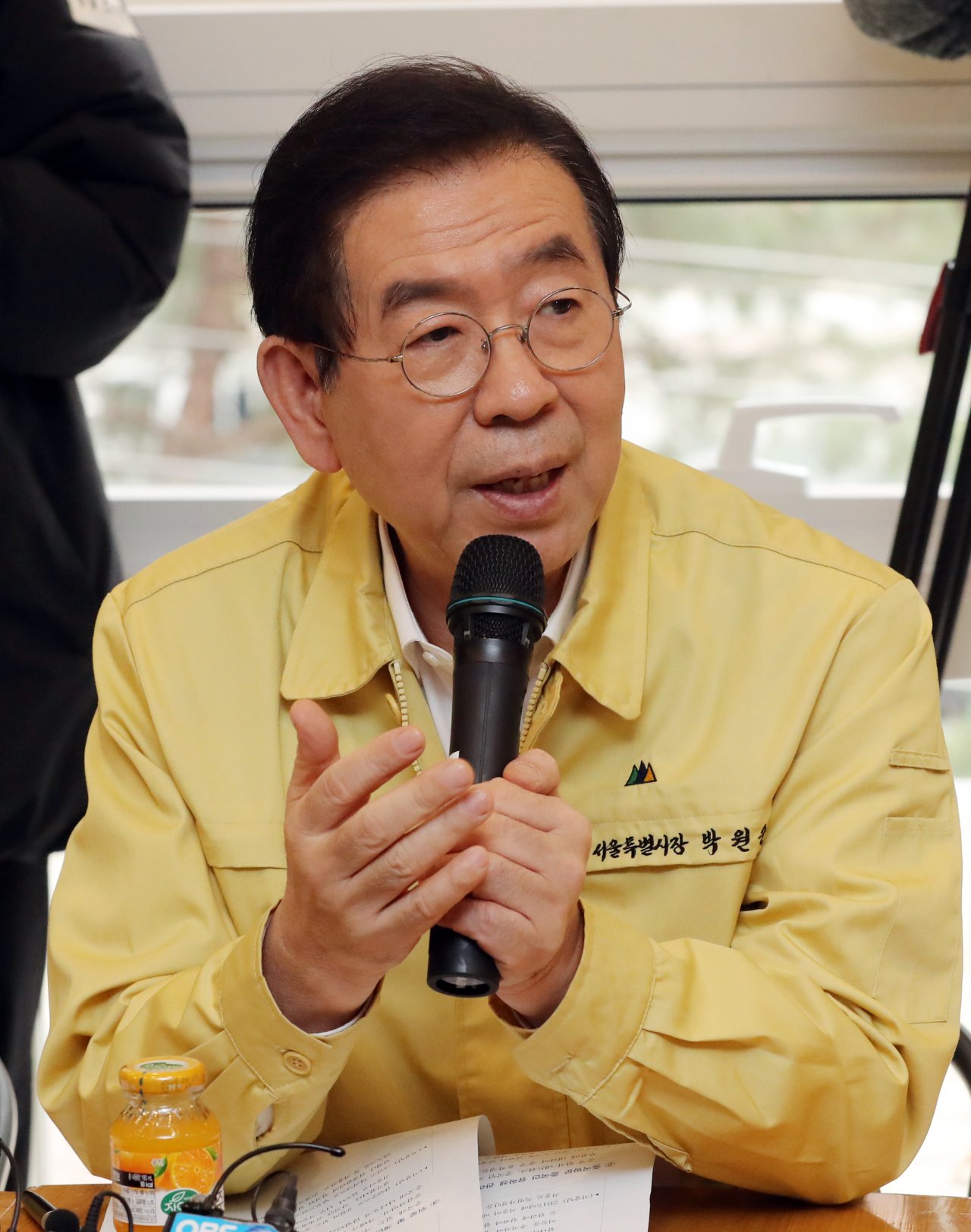 박원순 서울시장이 4일 동대문구 서울시립대학교 생활관에서 중국인 학생들과 신종코로나 바이러스 관련 간담회를 하고 있다. 연합뉴스