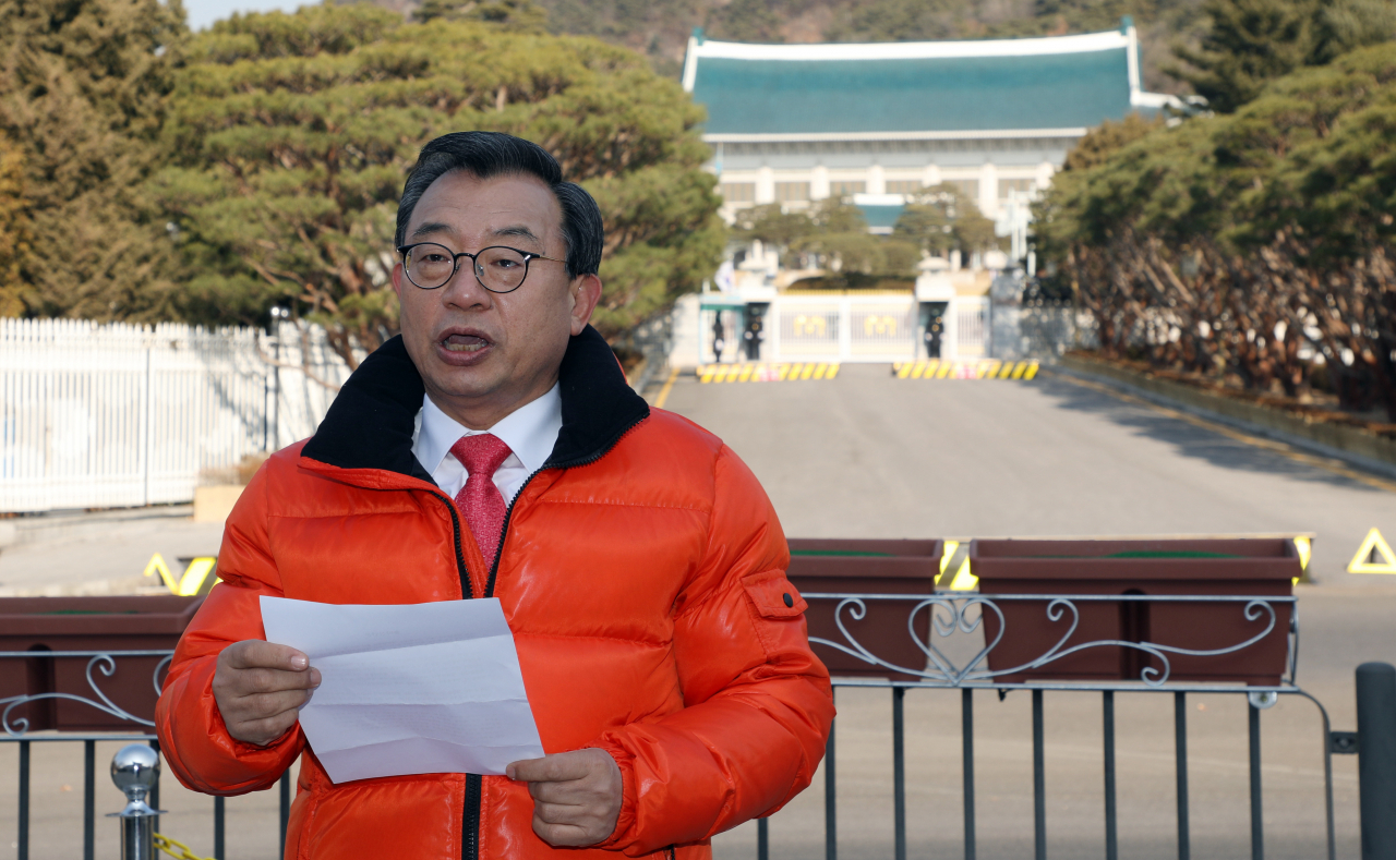 자유한국당 전신인 새누리당 대표를 지낸 무소속 이정현 의원이 지난 4일 청와대 앞에서 4·15 총선 서울 종로 출마를 선언하고 있다. [연합]