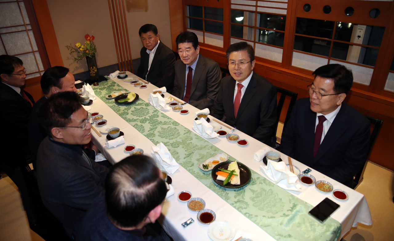 자유한국당 황교안 대표가 지난 4일 오후 서울 영등포구 여의도의 한 음식점에서 경북 지역 의원들과 만찬을 하고 있다. [연합]