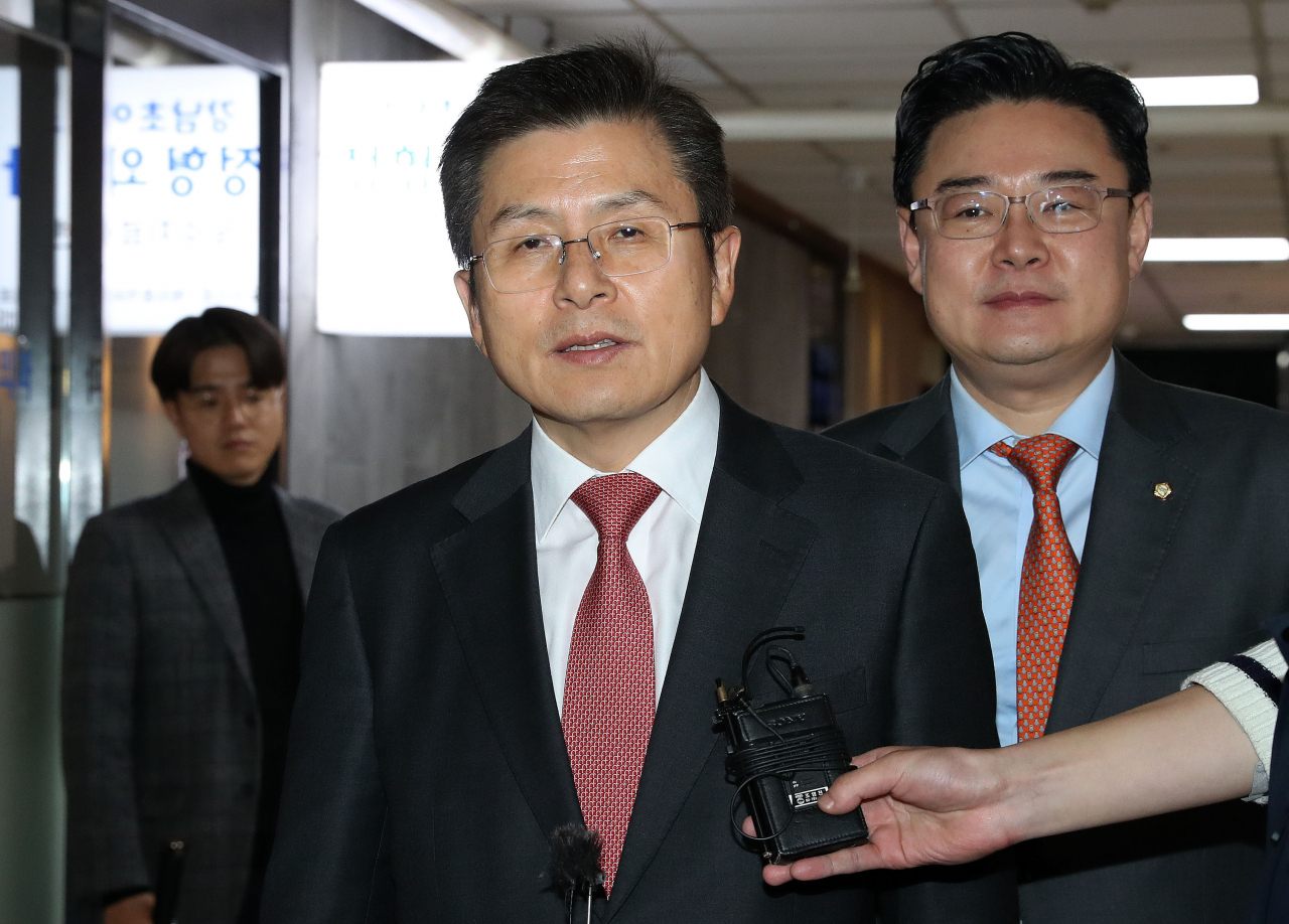 자유한국당 황교안 대표가 지난 4일 오후 서울 영등포구 여의도의 한 음식점에서 경북 지역 의원들과 만찬을 위해 입장하며 취재진 질문에 답하고 있다. [연합]