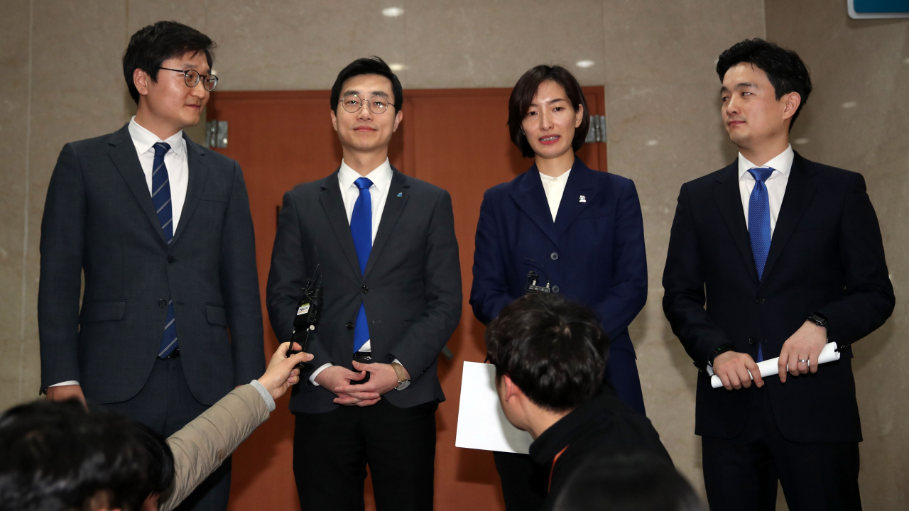 더불어민주당이 키운 30대 청년후보 장철민(왼쪽부터), 장경태, 김빈, 여선웅이 31일 오후 국회 정론관에서 기자회견 후 취재진 질문에 답하고 있다. 연합뉴스