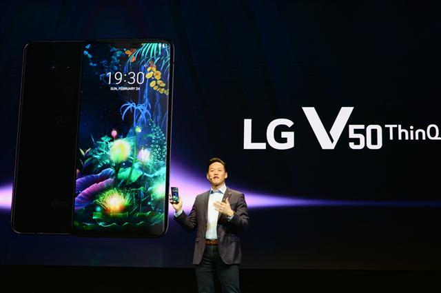 지난해 스페인 바르셀로나 바르셀로나 국제컨벤션센터에서 열린 MWC2019 LG전자 프리미어 행사에서 프랭크 리 LG전자 북미법인 디렉터가 V50씽큐를 소개하고 있다. [LG전자 제공]