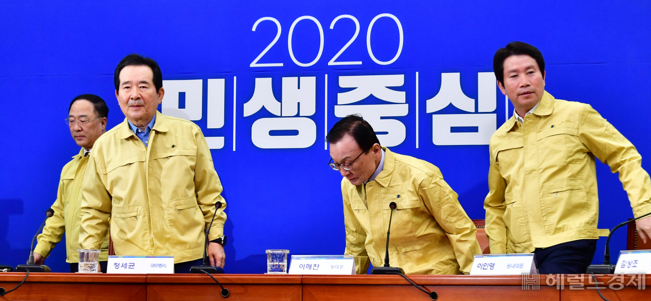 [헤럴드경제=정희조 기자] 신종코로나 대응 관련 당정청협의회가 5일 국회에서 열렸다. 정세균 국무총리와 이해찬 당대표, 김상조 청와대 정책실장이 참석한 가운데 정부는 신종 코로나바이러스 감염증 확산이 우리 경제에 미칠 영향을 고려해 "가용 예비비 3조4000억원을 신속하게 적재적소 활용할 계획"이라고 밝혔다. checho@heraldcorp.com