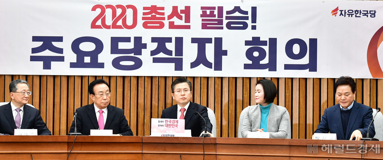 황교안 자유한국당 대표가 주재하는 주요당직자회의가 5일 국회에서 열렸다. 황대표는 선거에 임하는 당직자들의 책무를 강조하며 임전무퇴의 정신으로 선거를 승리로 이끌것을 강조했다. checho@heraldkcorp.com