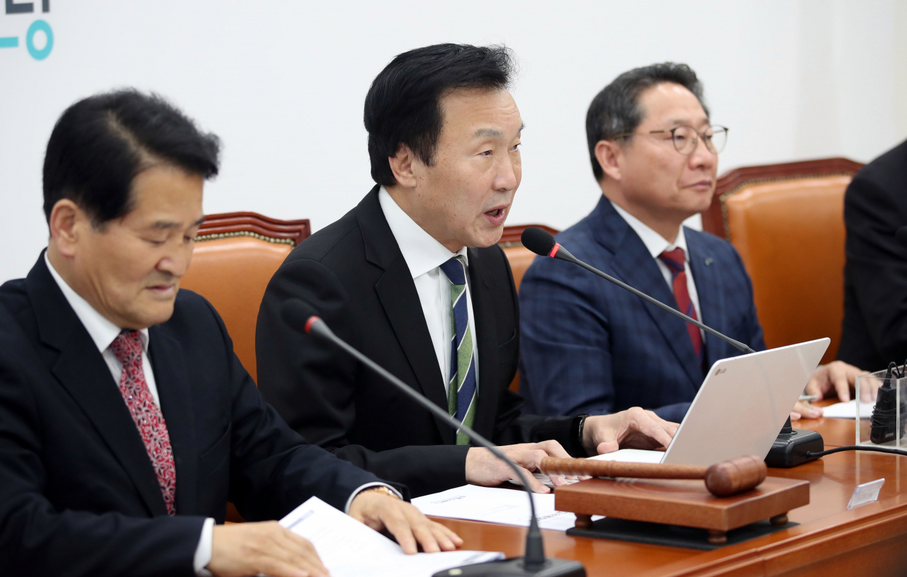 바른미래당 손학규 대표가 5일 오전 국회에서 열린 최고위원회의에서 발언하고 있다. [연합]