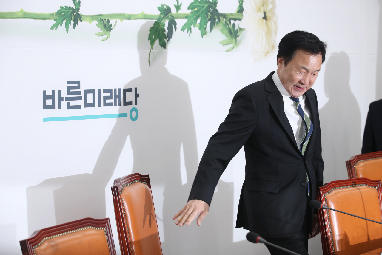 바른미래당 손학규 대표가 5일 오전 국회에서 열린 최고위원회의에 참석해 자리에 앉고 있다. [연합]
