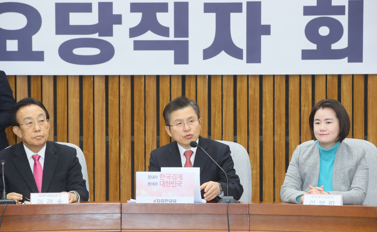 황교안 자유한국당 대표(가운데)가 5일 국회에서 열린 주요당직자회의에서 발언하고 있다. [연합]