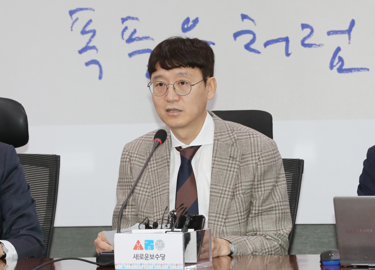 '검사내전' 저자인 김웅 전 부장검사가 4일 오전 서울 여의도 국회 의원회관에서 열린 새로운보수당 영입행사에서 인사말을 하고 있다. [연합]