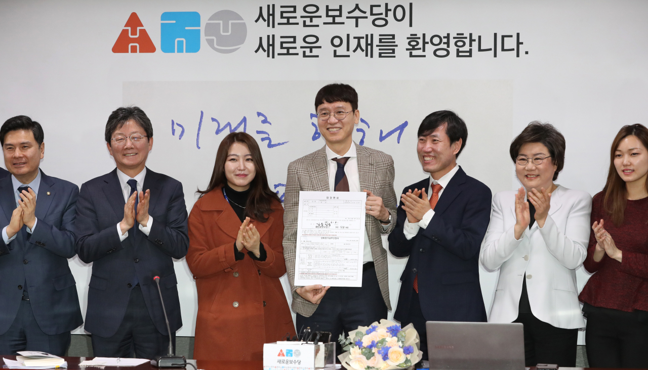 '검사내전' 저자인 김웅 전 부장검사(왼쪽 네 번째)가 4일 오전 서울 여의도 국회 의원회관에서 열린 새로운보수당 영입행사에서 입당원서를 들고 기념촬영 하고 있다. [연합]