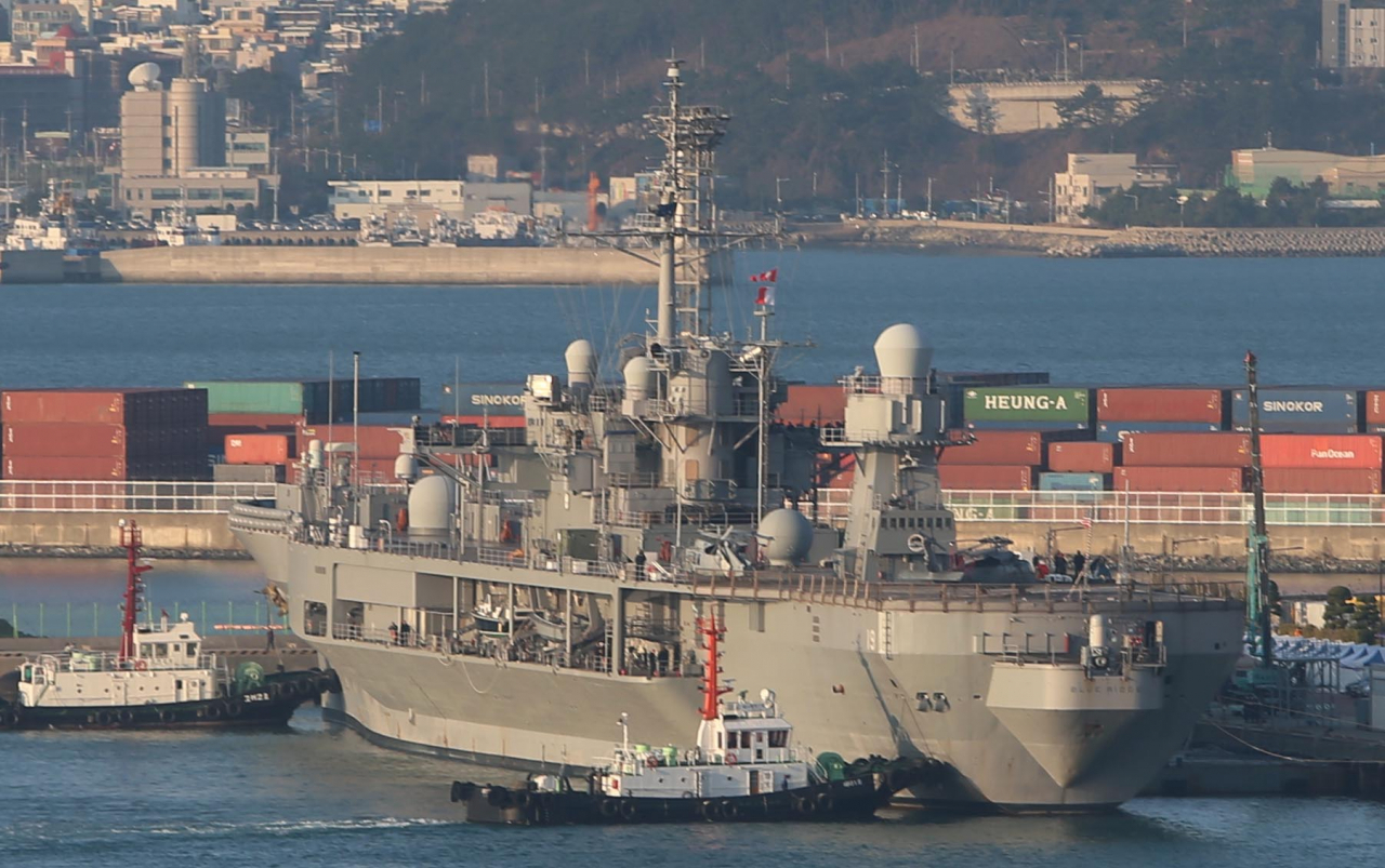 미국 7함대 지휘함 블루릿지함이 5일 오전 부산 남구 해군작전기지에 정박하고 있다.[연합]