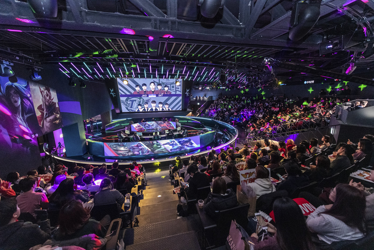 SK텔레콤은 e스포츠 대회인 '2020 리그 오브 레전드 챔피언스 코리아(LCK)' 개막을 맞아 ‘점프 가상현실(VR)’ 서비스를 강화한다고 5일 밝혔다. 사진은 지난해 대회 개막 경기 모습 [SK텔레콤 제공]