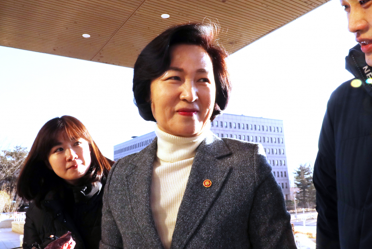 추미애 법무부 장관이 5일 정부과천청사로 출근하며 취재진을 향해 미소짓고 있다. 연합뉴스