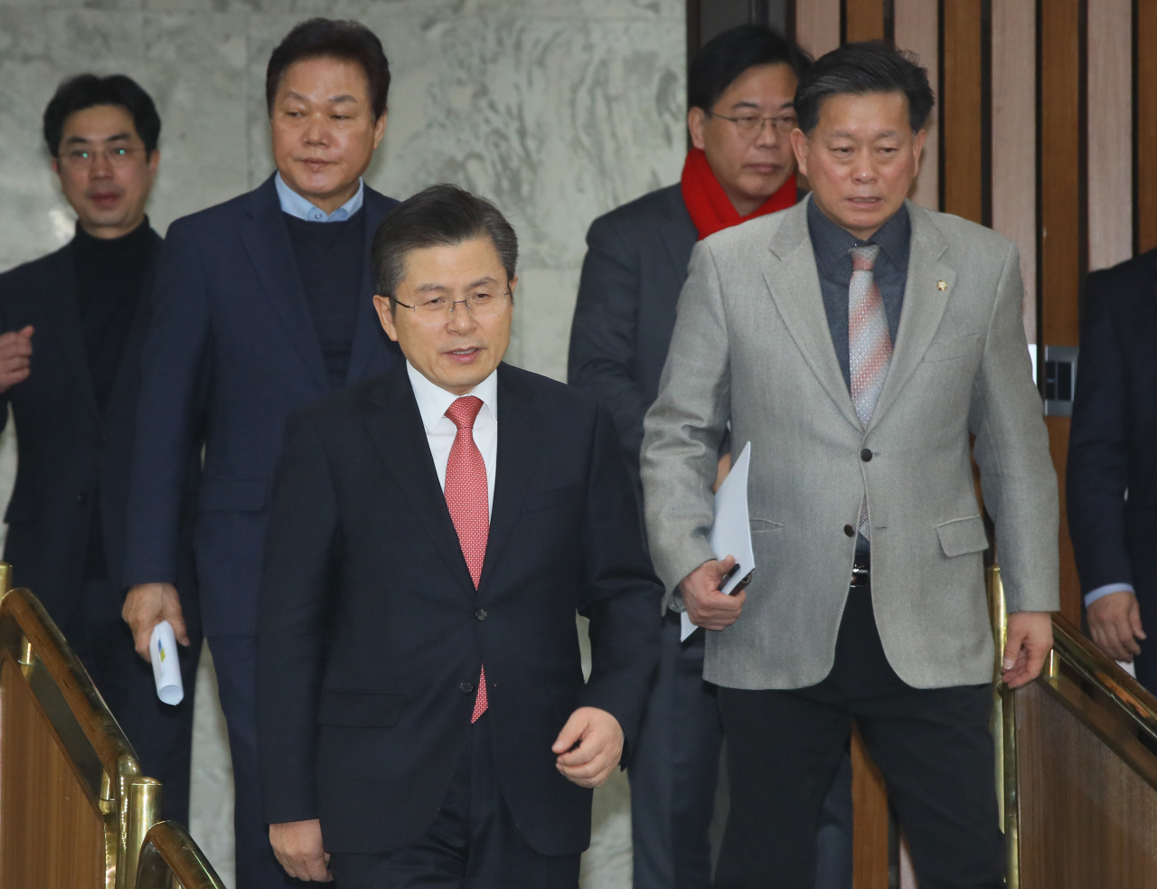 황교안 자유한국당 대표(가운데)가 5일 국회에서 열린 주요당직자회의에 입장하고 있다. [연합]