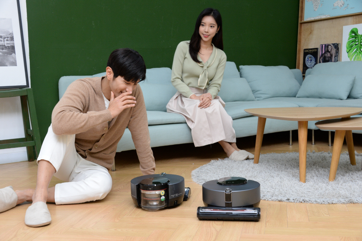 모델들이 사용자의 말을 알아듣고 청소, 기능설정, 정보도 제공하는 똑똑해진 로봇청소기 신제품 ‘LG 코드제로 씽큐 R9 보이스’를 소개하고 있다. [LG전자 제공]
