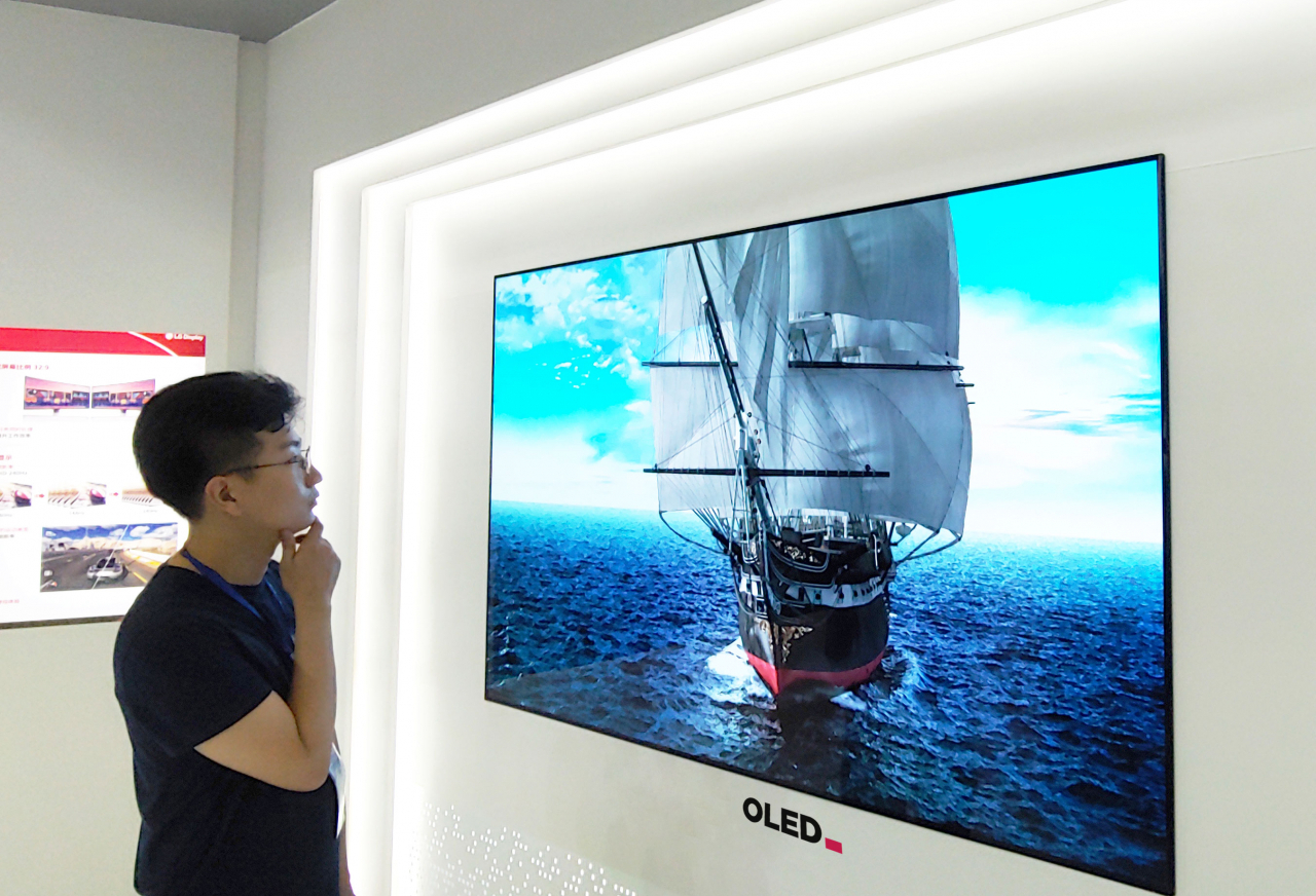 LG디스플레이의 OLED(유기발광다이오드) TV 패널이 미국 최고의 안전인증기업 'UI'로부터 눈에 유해한 블루라이트의 감소 인증 마크를 획득했다. 동일 인치 최고사양의 LCD(액정표시장치) TV 블루라이트 방출량의 약 60% 수준으로 측정됐다. [LG디스플레이 제공]