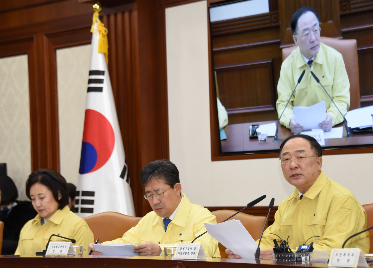 홍남기 부총리 겸 기획재정부 장관이 5일 서울 광화문 정부서울청사에서 열린 ‘신종 코로나바이러스 대응 경제관계장관회의 겸 경제활력대책회의’를 주재하며 모두발언을 하고 있다. 홍 부총리는 이 자리에서 마스크와 손 소독제의 대량 국외반출을 차단하기 위해 수출심사를 강화하겠다고 밝혔다. [기획재정부 제공]