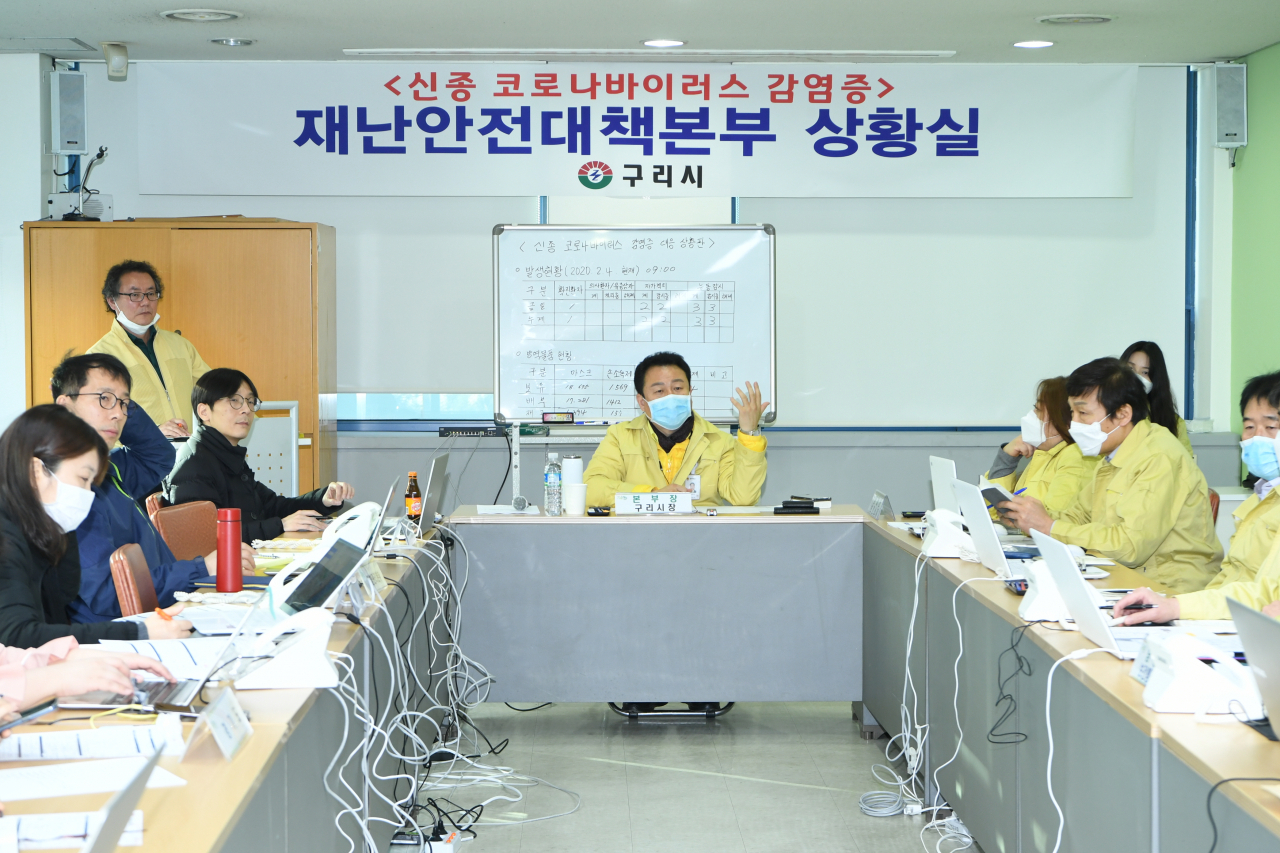 구리시에서 신종 코로나 ‘확진환자’가 발생해 안승남 시장이 긴급대책회의를 주재했다. [구리시]