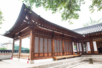우수건축자산으로 등록된 북촌 한옥청.